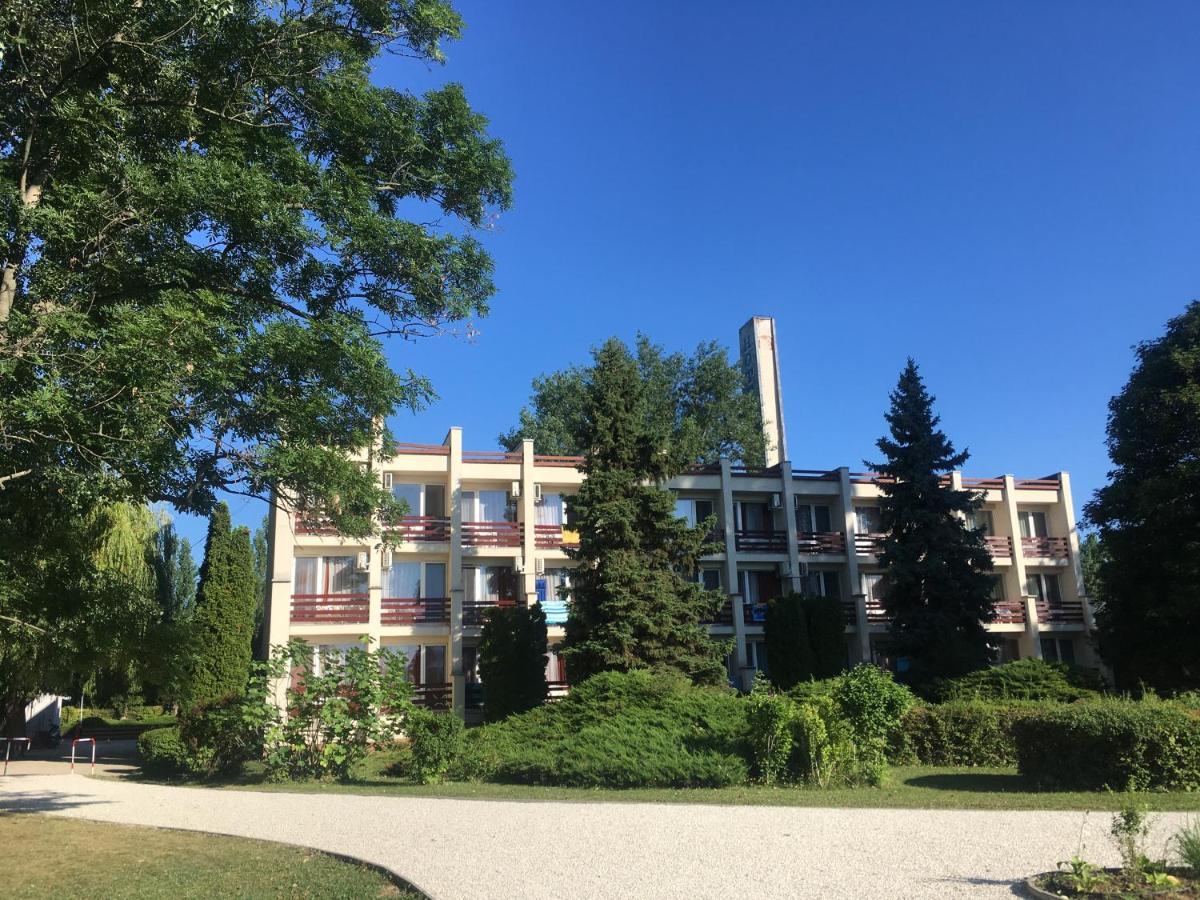 Nereus Park Hotel Balatonalmadi Bagian luar foto
