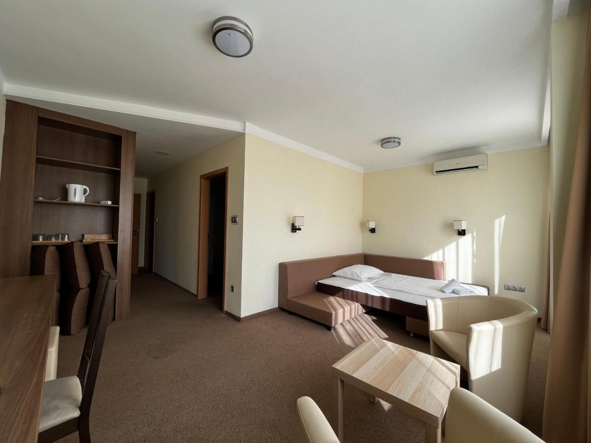Nereus Park Hotel Balatonalmadi Bagian luar foto
