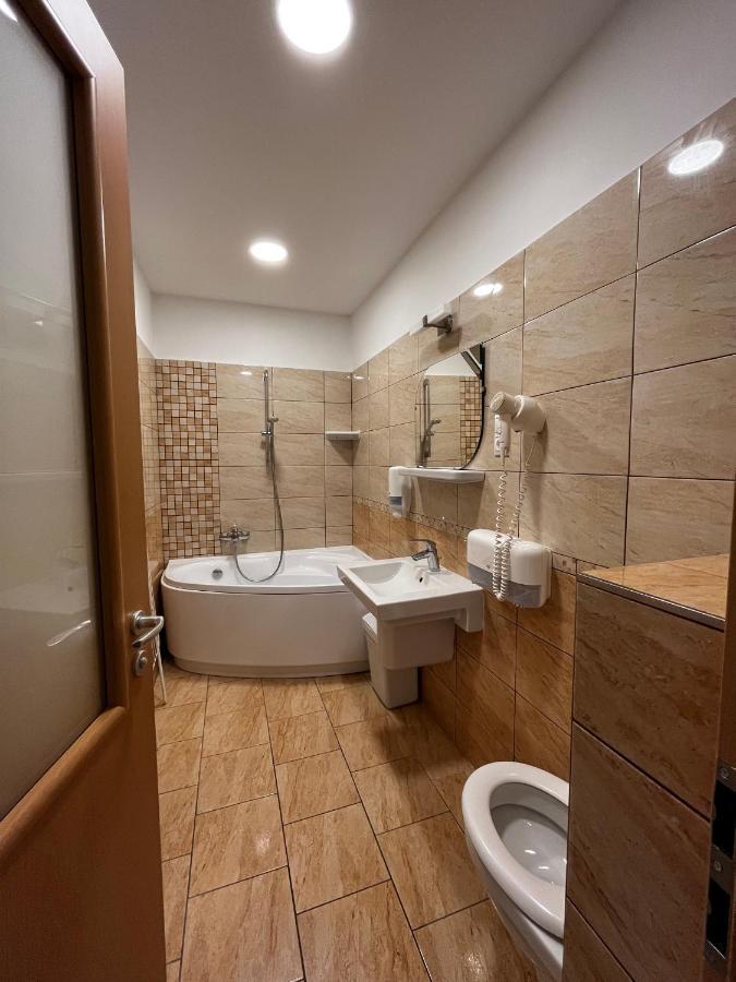 Nereus Park Hotel Balatonalmadi Bagian luar foto
