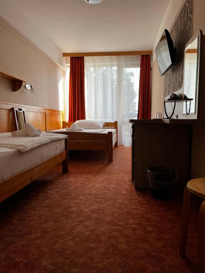 Nereus Park Hotel Balatonalmadi Bagian luar foto