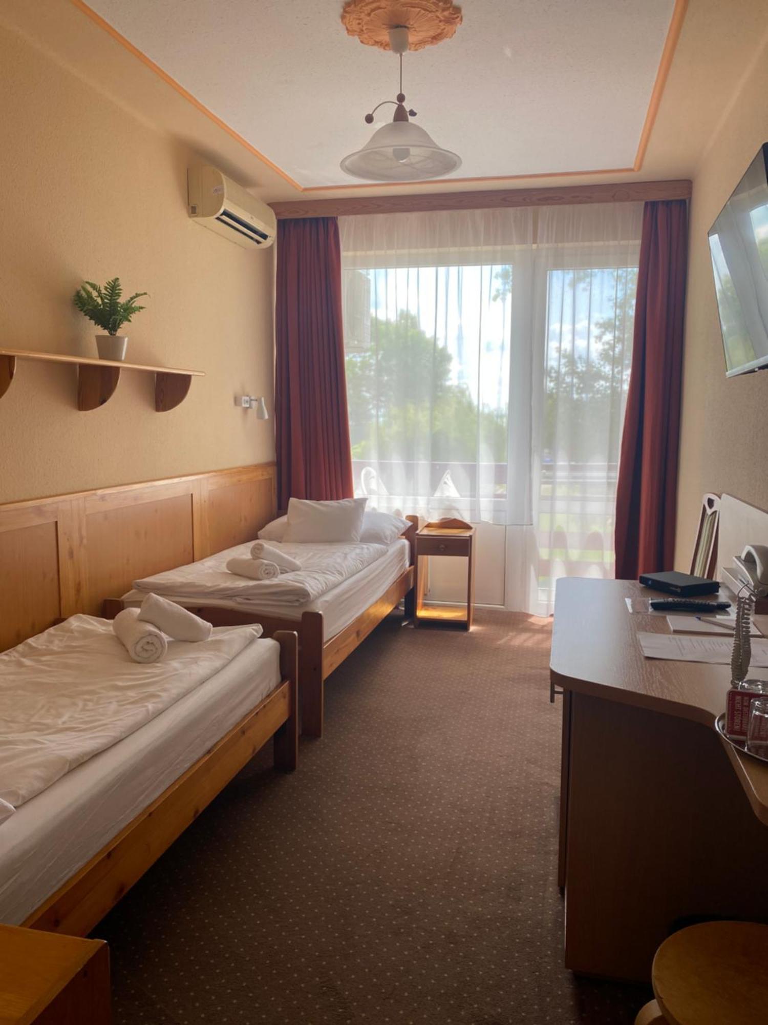 Nereus Park Hotel Balatonalmadi Bagian luar foto