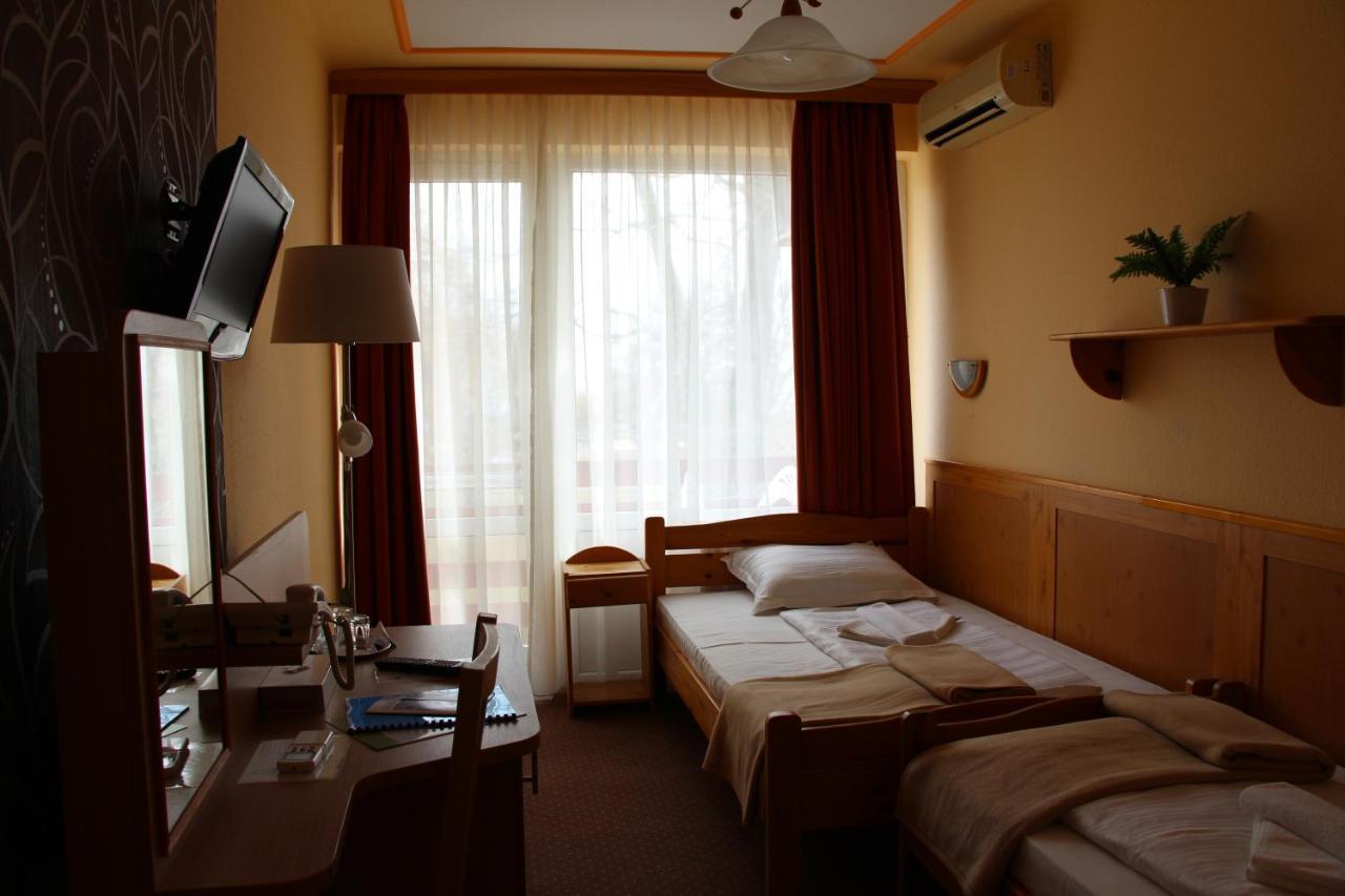 Nereus Park Hotel Balatonalmadi Bagian luar foto